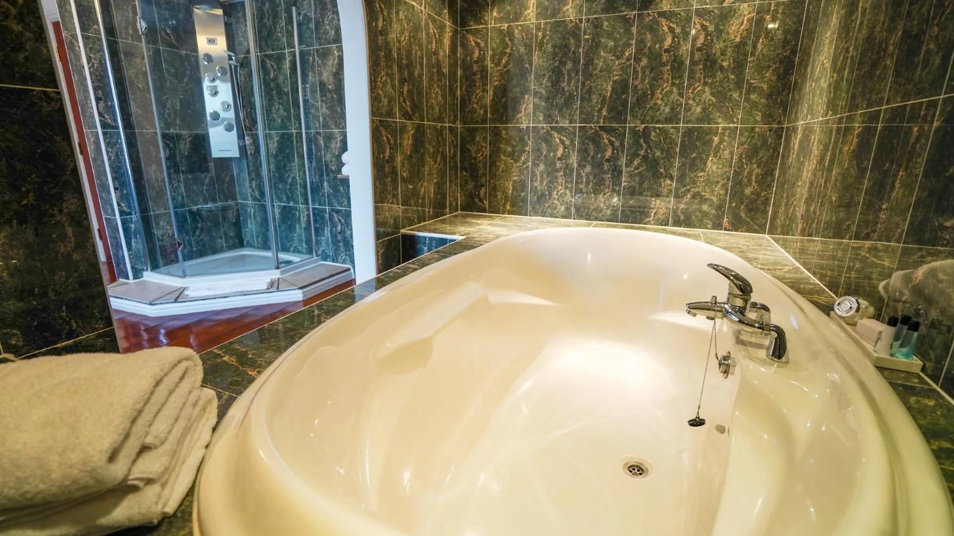 Gomersal Park Hotel & Dream Spa 3*,  Birleşik Krallık